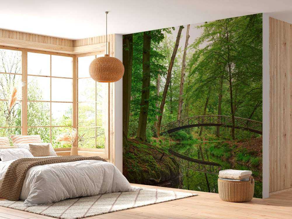 Bogenbrücke im Wald