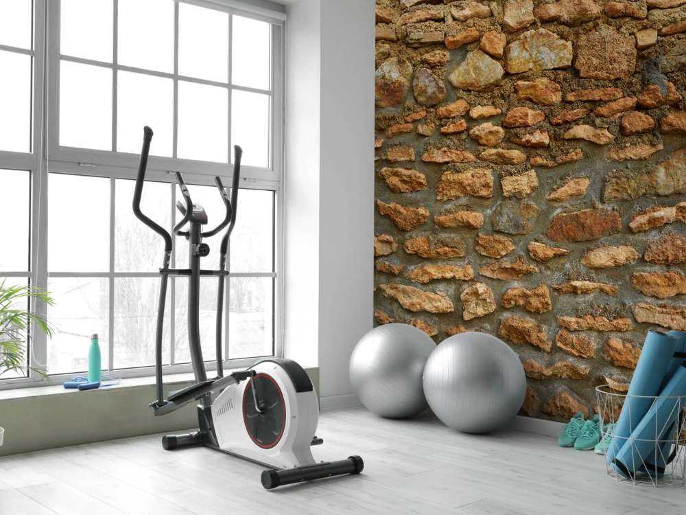 Große Wand mit Rohsteinen in verschiedenen Größen