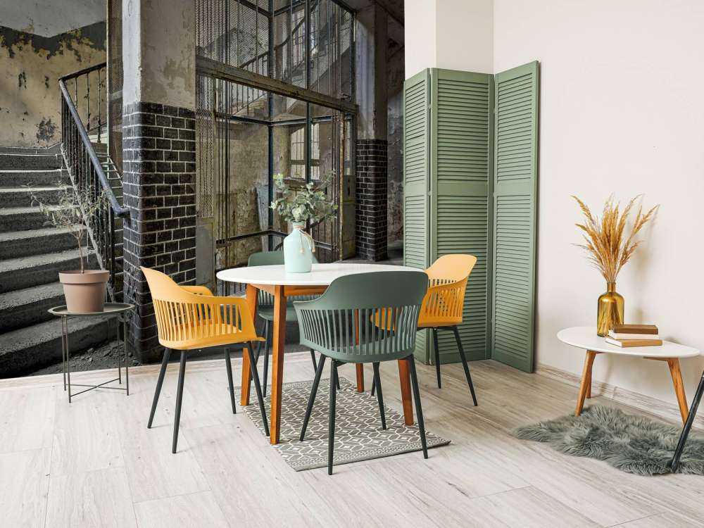 Alter Aufzugsschacht mit Treppe