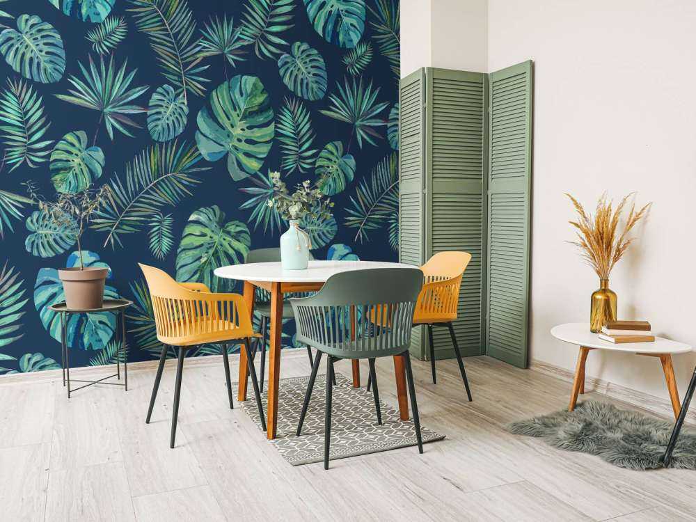 Palmenblätter und Monstera