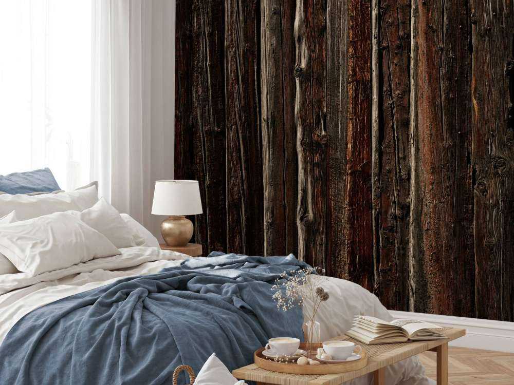 Raues Holz mit Nägeln