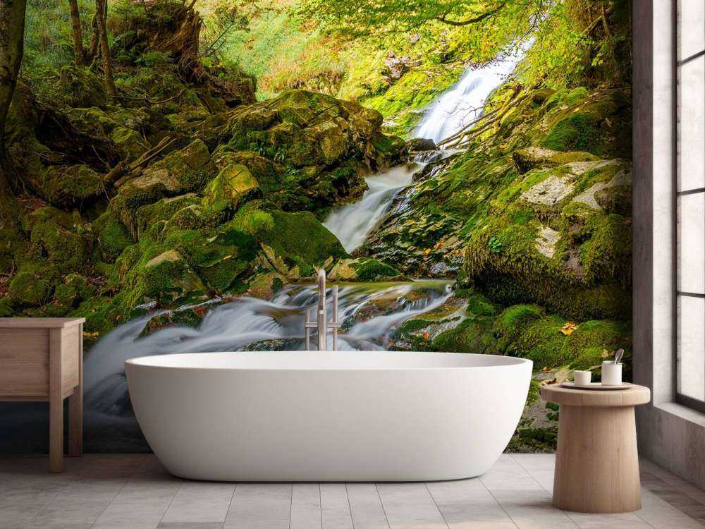 Wasserfall in der Mitte des Waldes
