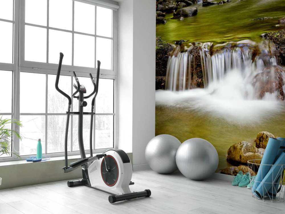 Detaillierter kleiner Wasserfall