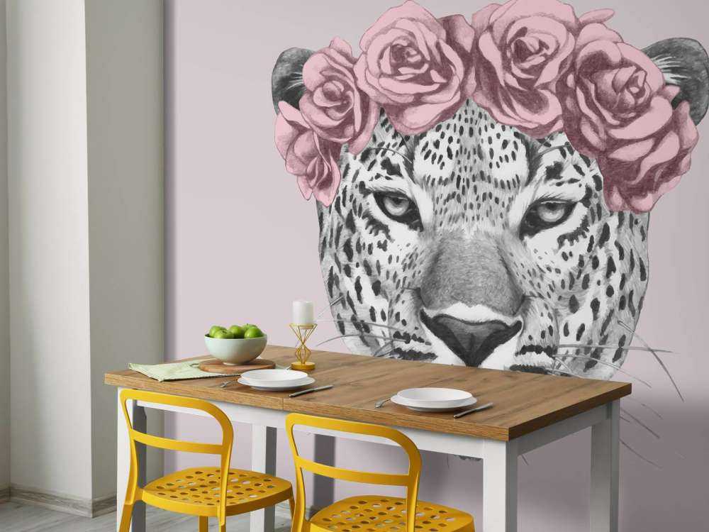 Leopard mit rosa Blumen