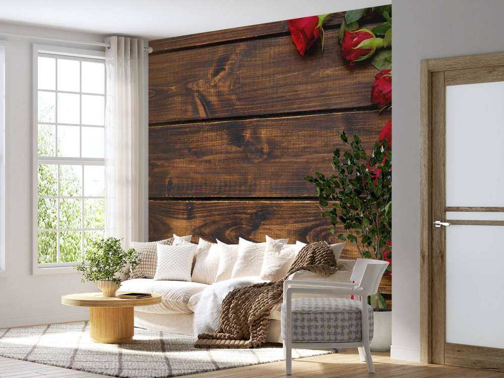 Rote Rosen auf Holz
