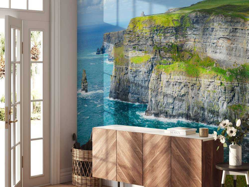 Hohe Klippe entlang des Meeres