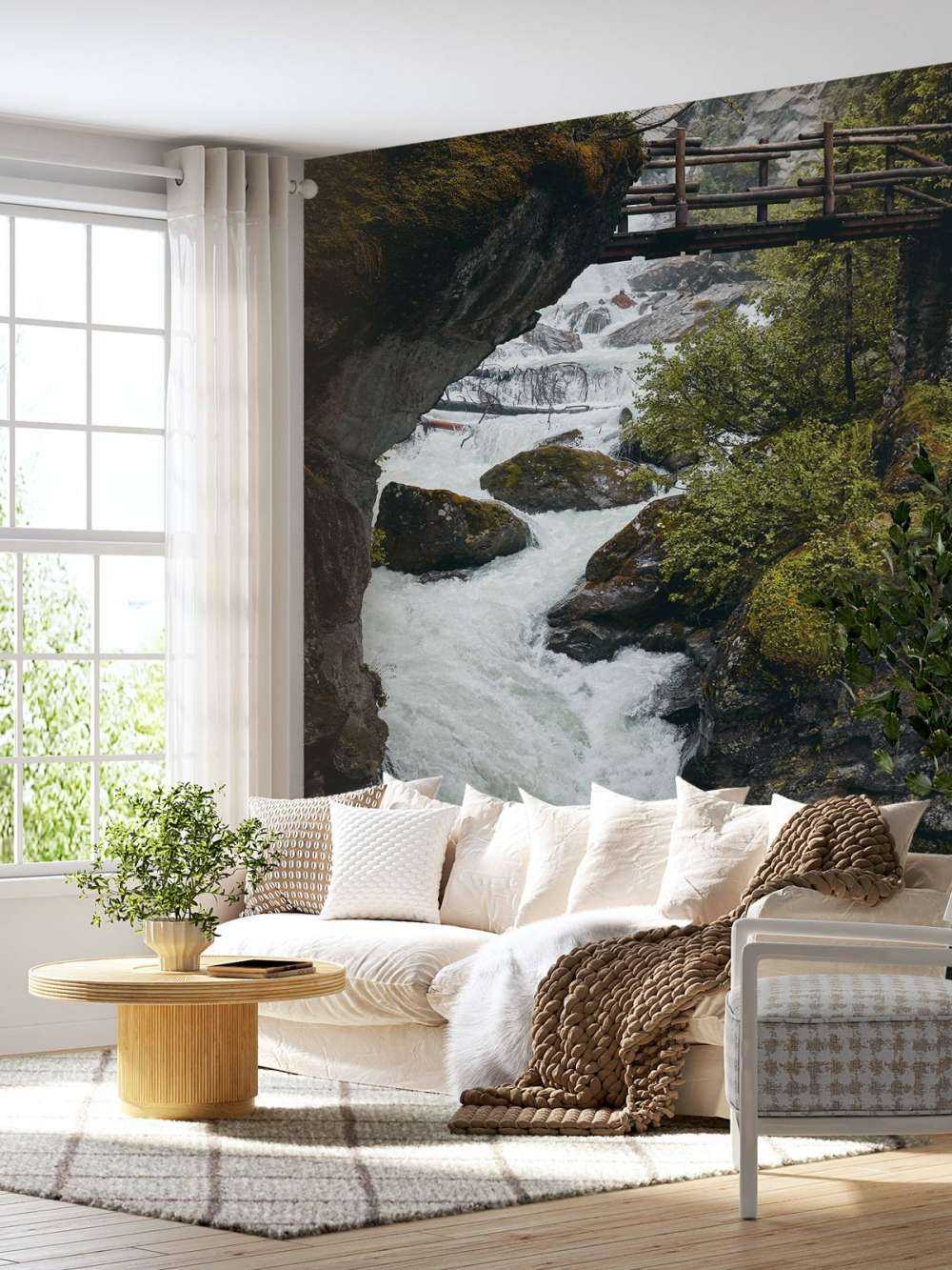 Brücke an einem Wasserfall