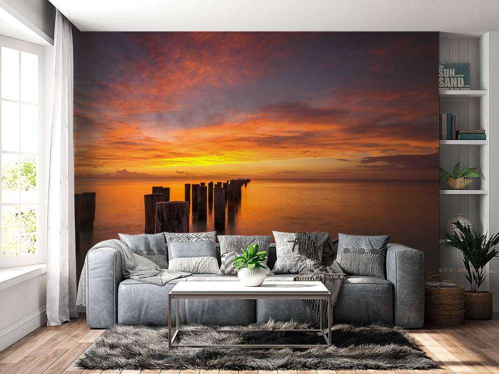 Wellenbrecher bei Sonnenaufgang