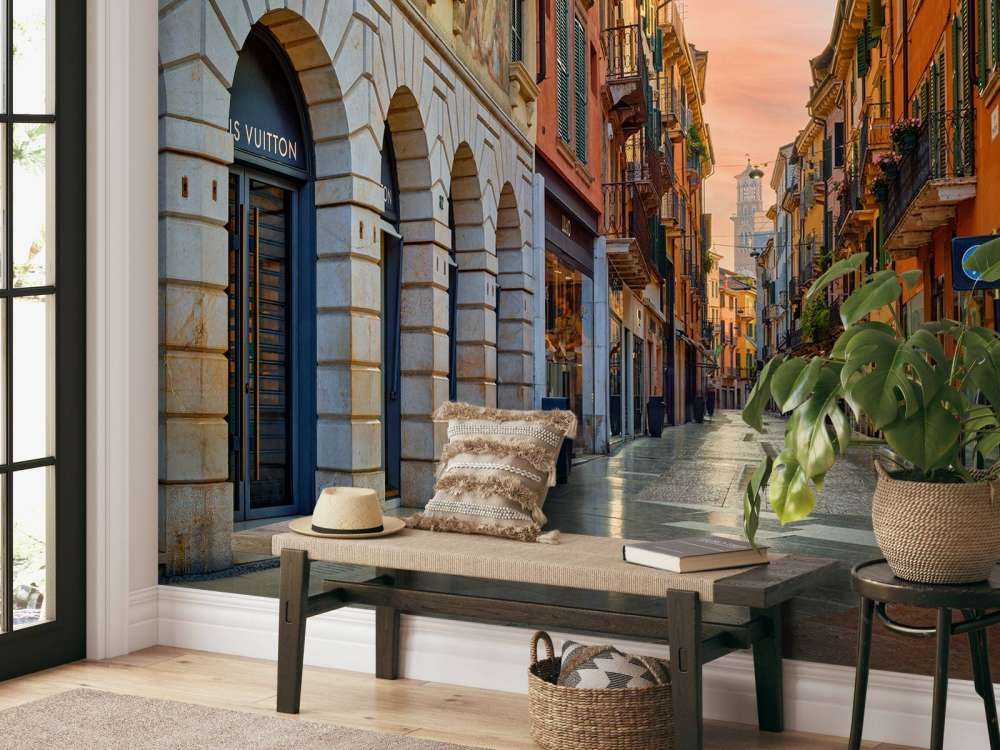 Einkaufsstraße bei Sonnenaufgang