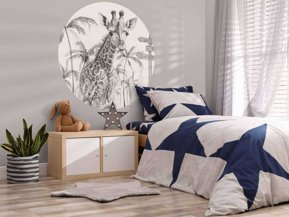 Baby Giraffe im Dschungel beige