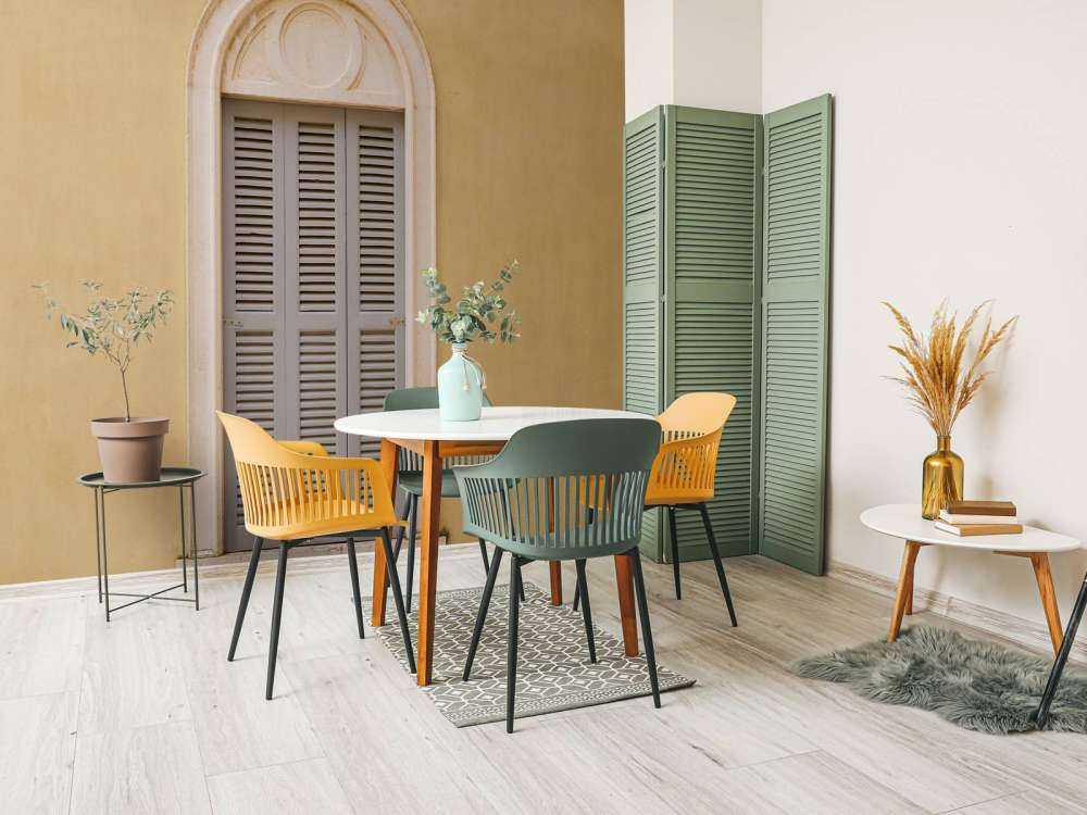 Fenster mit hölzernen Fensterläden auf gelber Wand