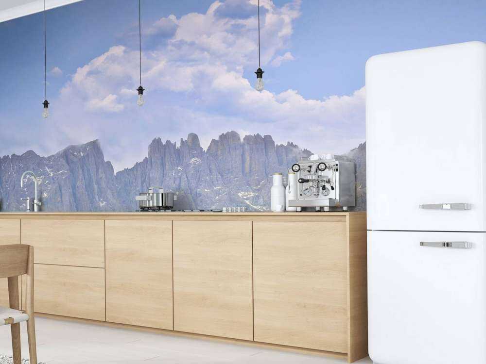 Berge mit Bäumen und Wolken