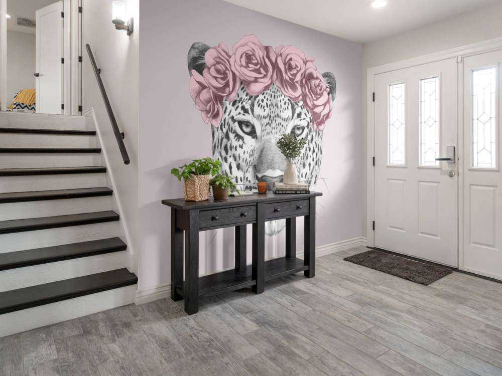 Leopard mit rosa Blumen