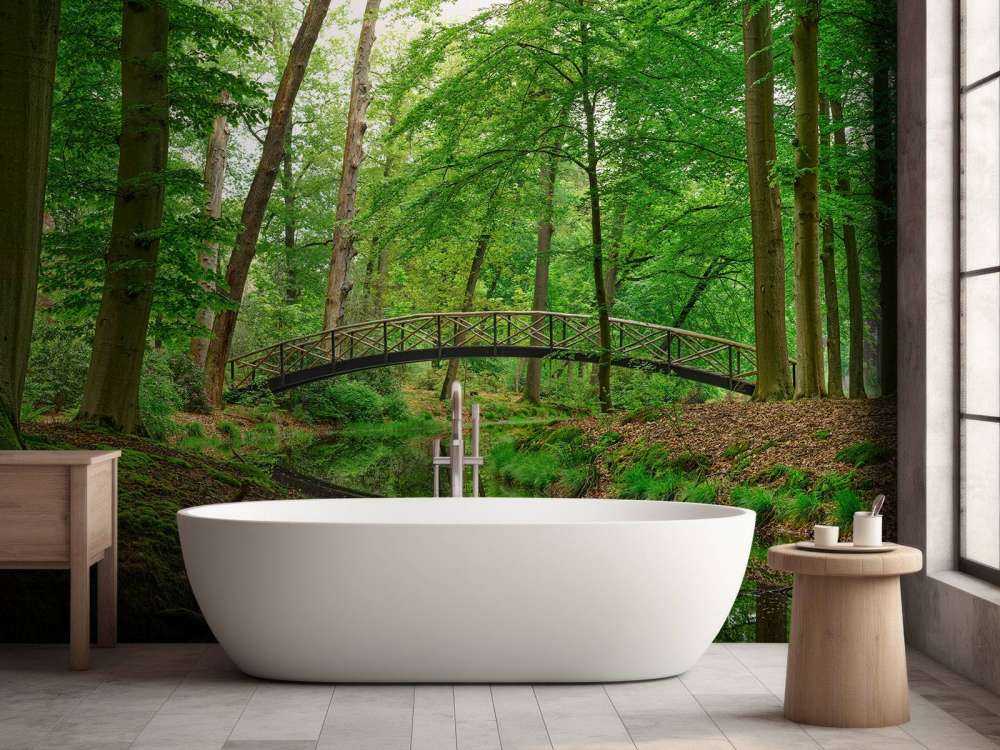 Bogenbrücke im Wald