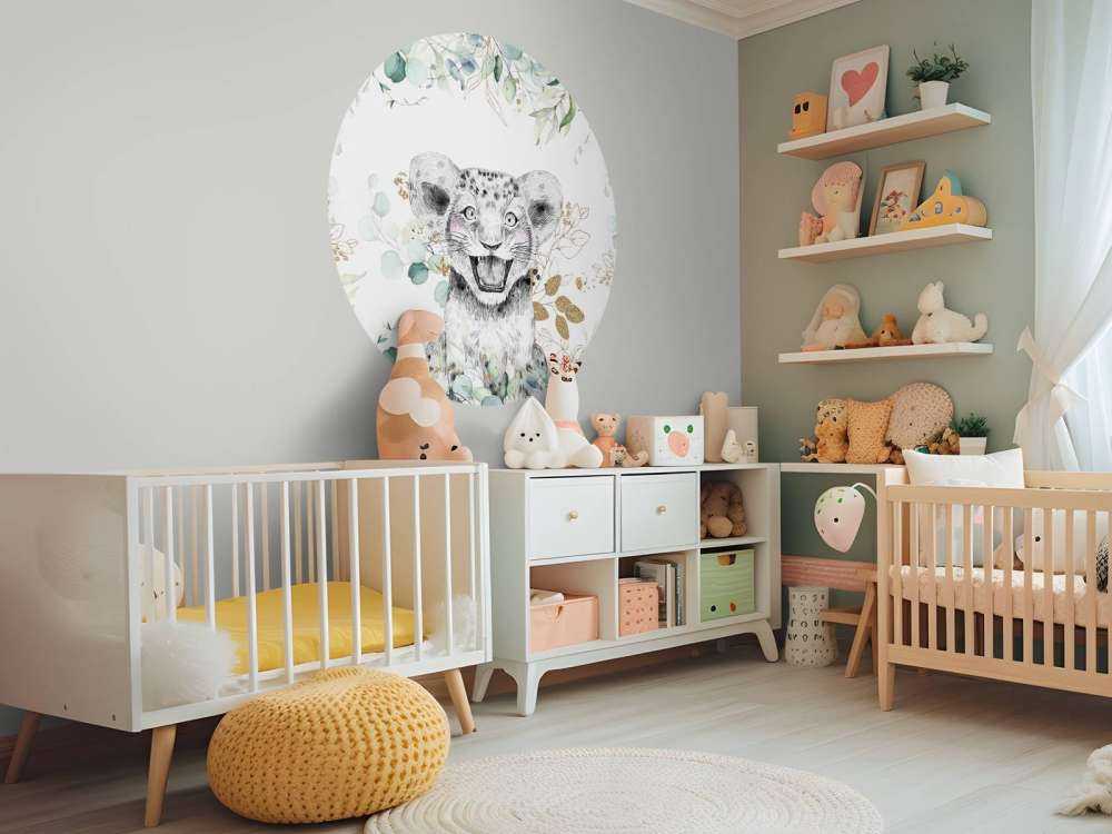 Baby-Löwe mit Minzblättern