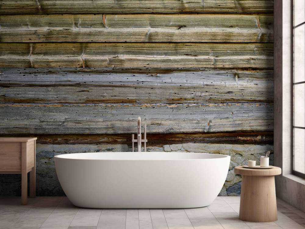 Verwittertes Holz auf Steinwand