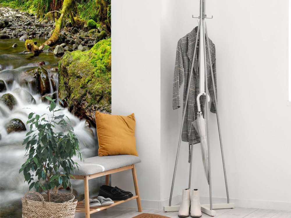 Grüner Felsen mit Fluss 