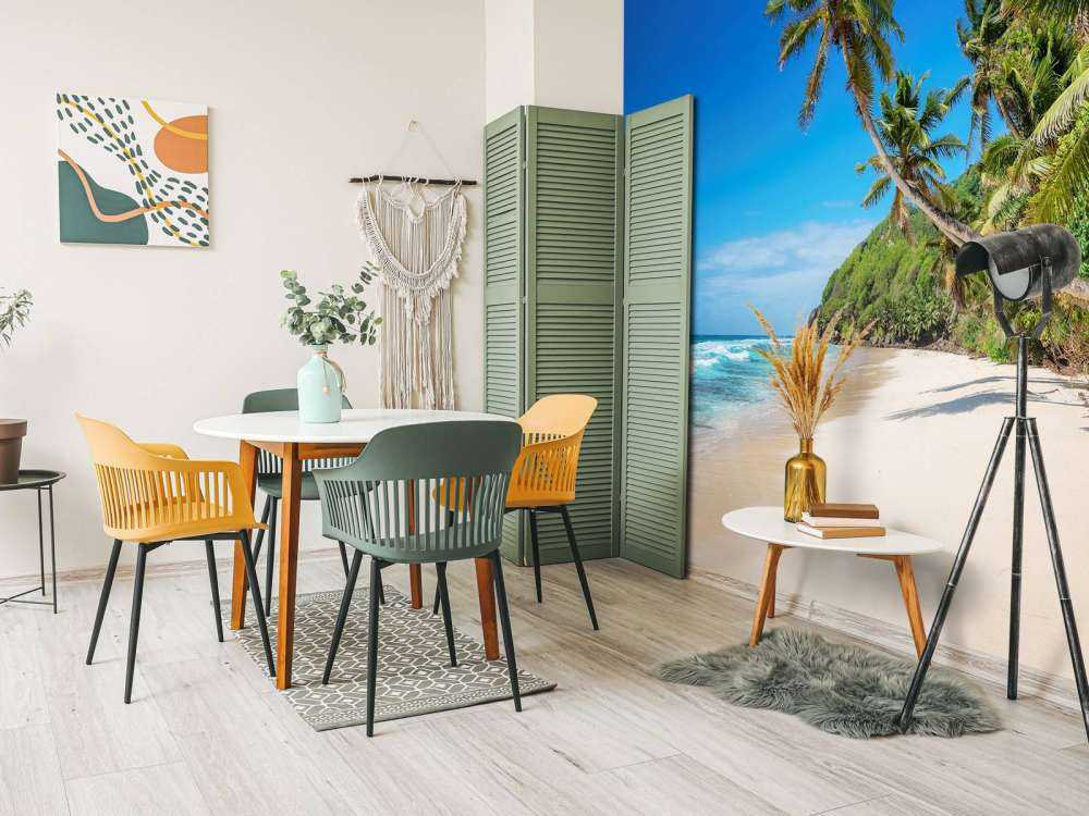 Sonniger breiter Strand