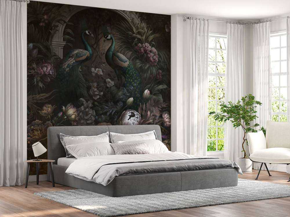 Pfauenflüstern im dunklen Garten