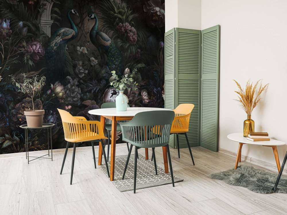 Pfauenflüstern im dunklen Garten