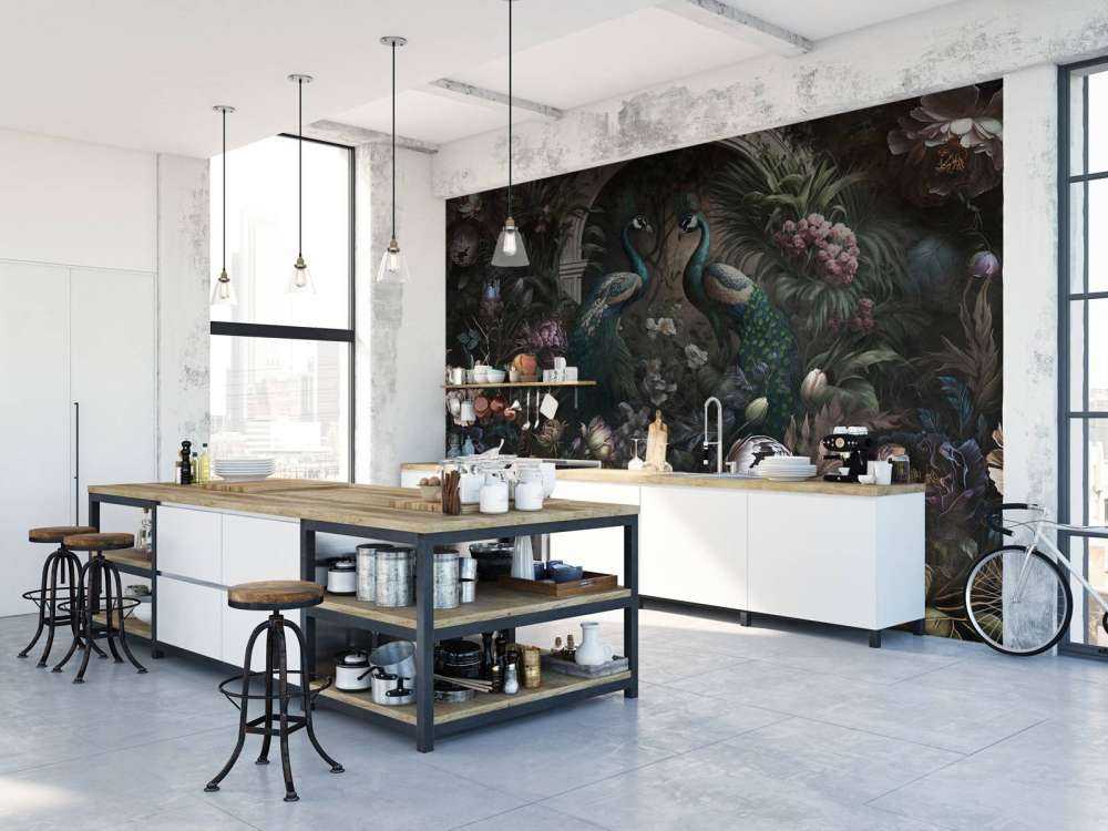 Pfauenflüstern im dunklen Garten