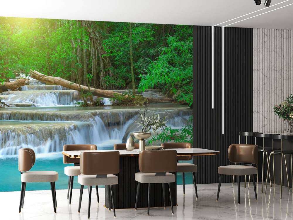 Breiter Wasserfall im Wald