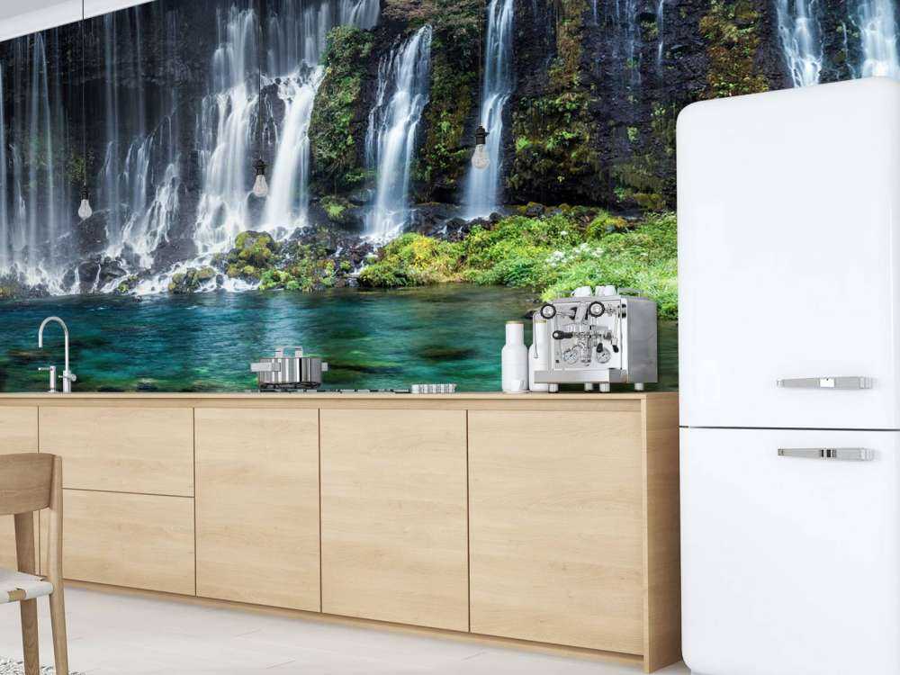 Wasserfallpanorama mit türkisblauem Wasser