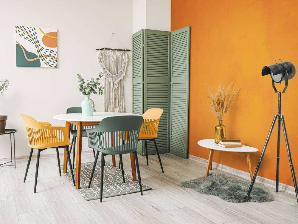 Alter orangefarbener Beton
