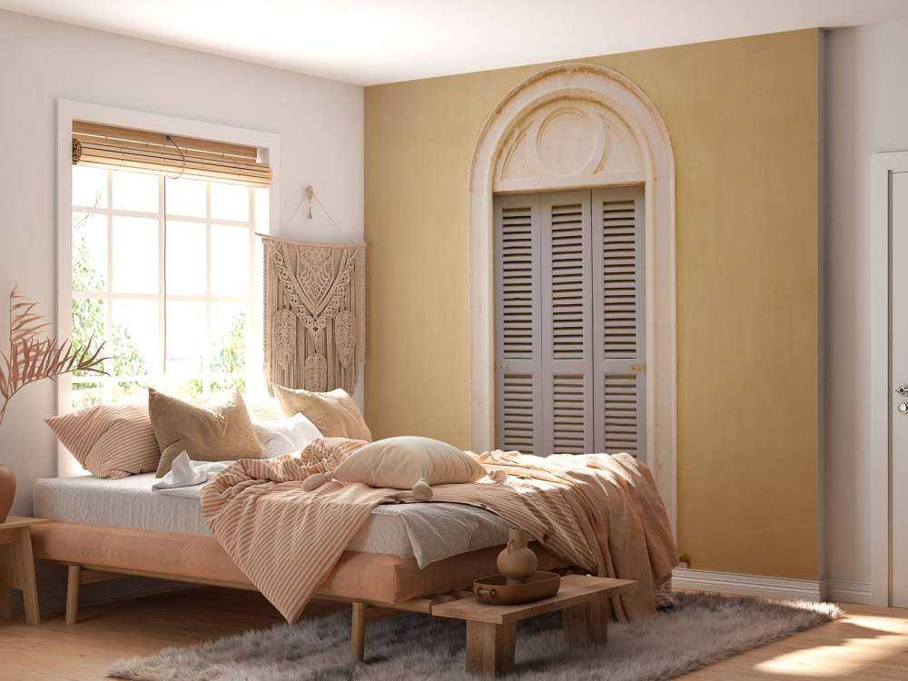 Fenster mit hölzernen Fensterläden auf gelber Wand
