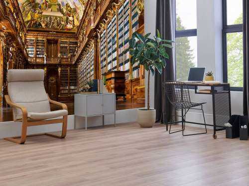 Historische Bibliothek in warmem Holz