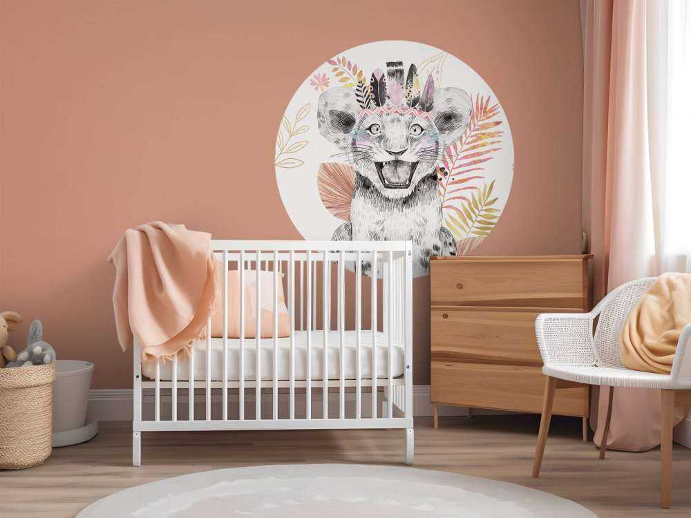 Löwenbaby mit korallenroten und goldenen Blättern