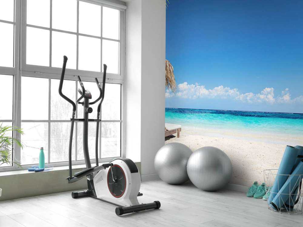 Stühle und Sonnenschirm am tropischen Strand