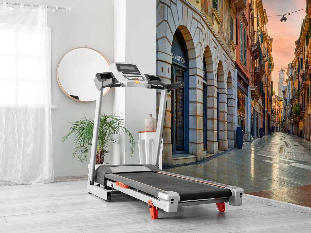 Einkaufsstraße bei Sonnenaufgang