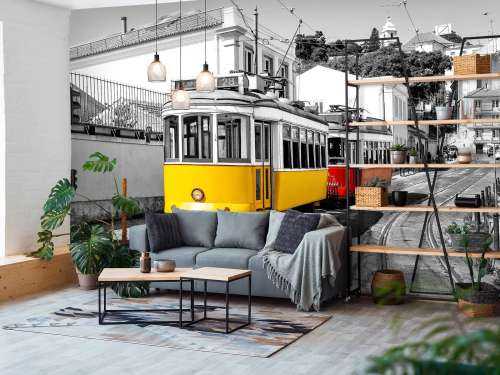 Gelbe und rote Straßenbahn