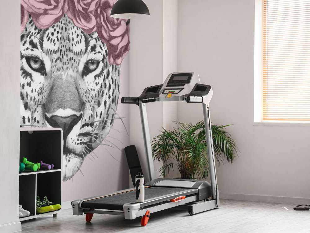 Leopard mit rosa Blumen